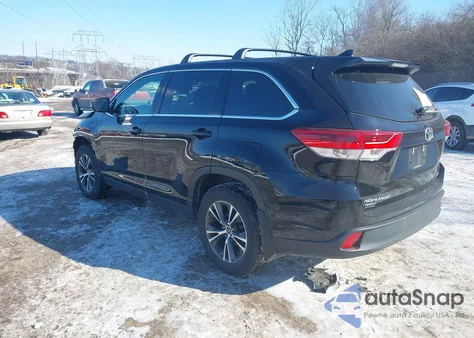 2019 Toyota Highlander Le Plus z USA, uszkodzony, nr VIN 5TDBZRFH0KS991569